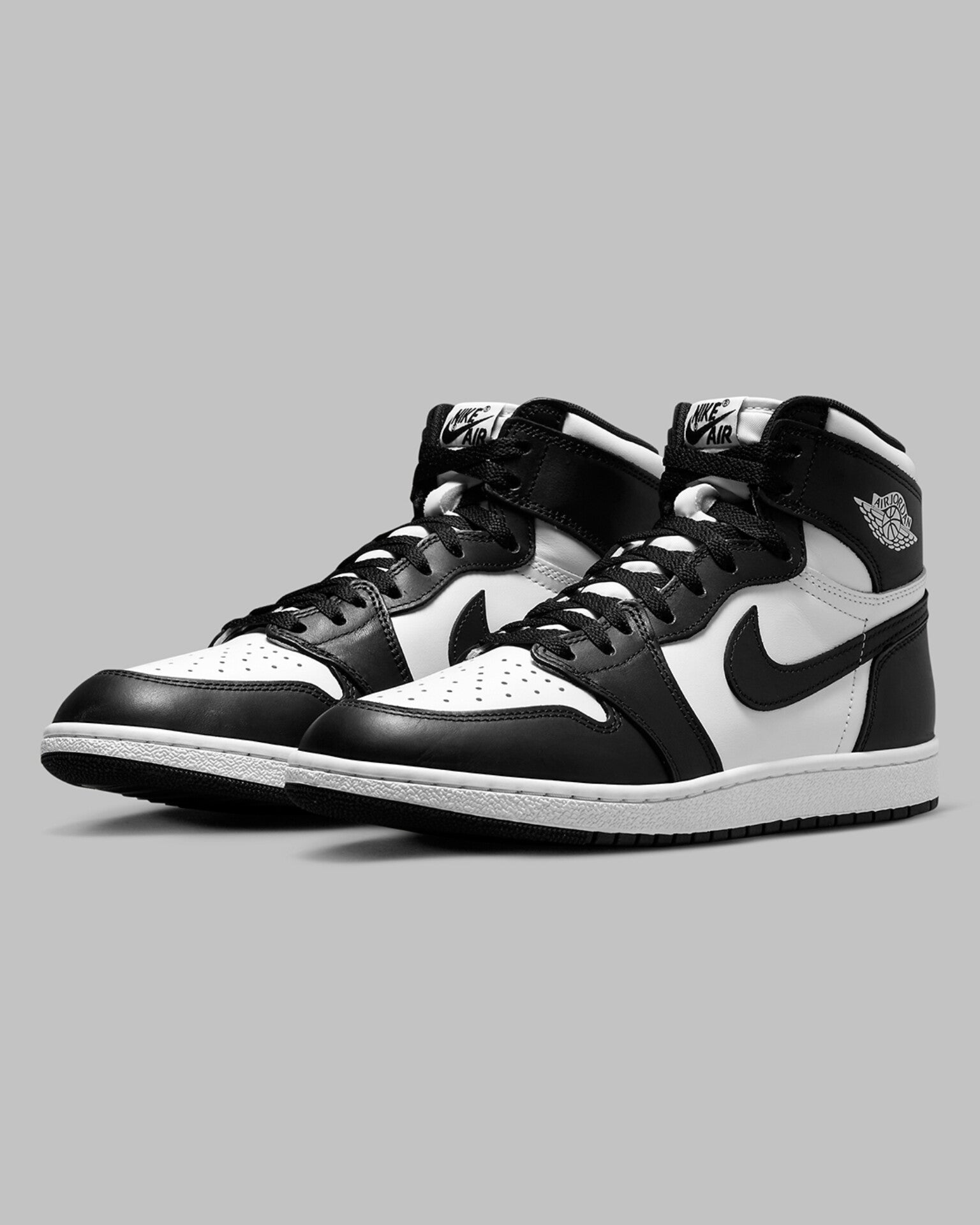 AIR JORDAN RETRO 1 HIGH (BLACK/WHITE)