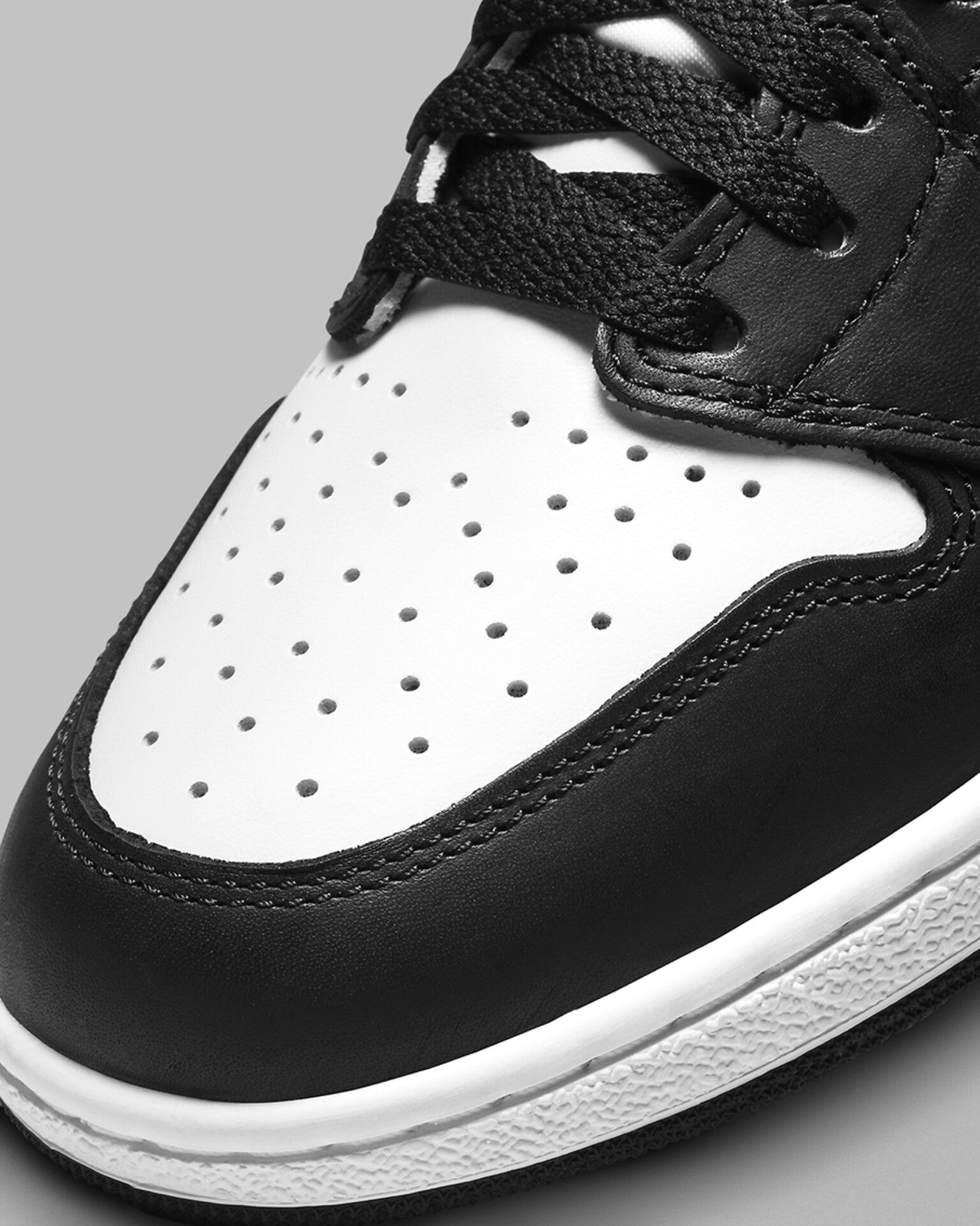 AIR JORDAN RETRO 1 HIGH (BLACK/WHITE)