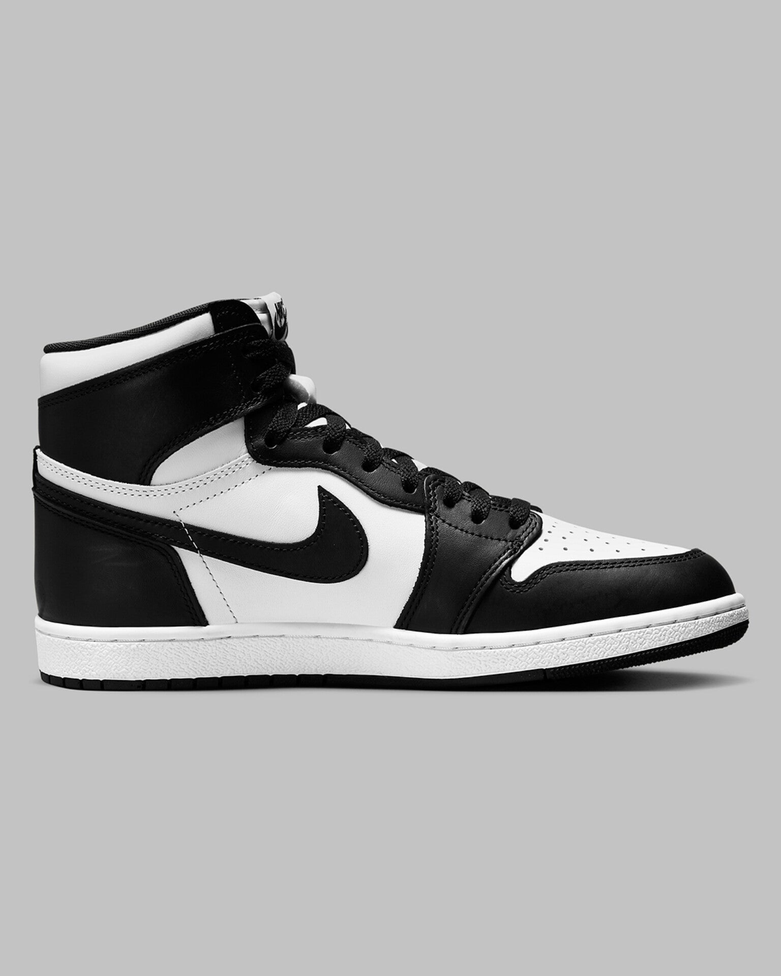 AIR JORDAN RETRO 1 HIGH (BLACK/WHITE)