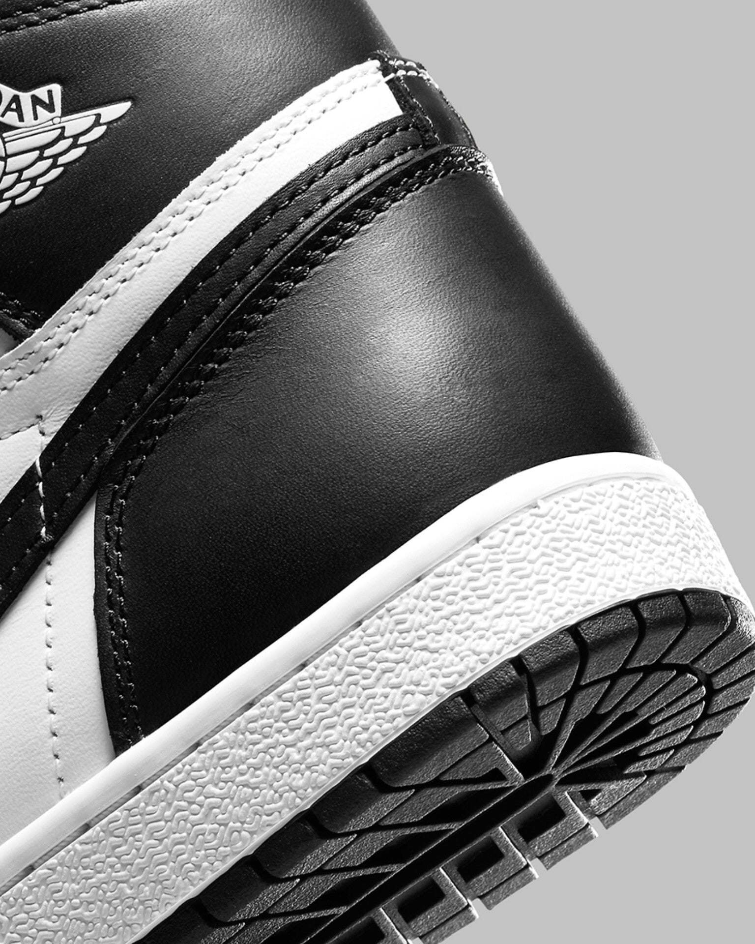 AIR JORDAN RETRO 1 HIGH (BLACK/WHITE)