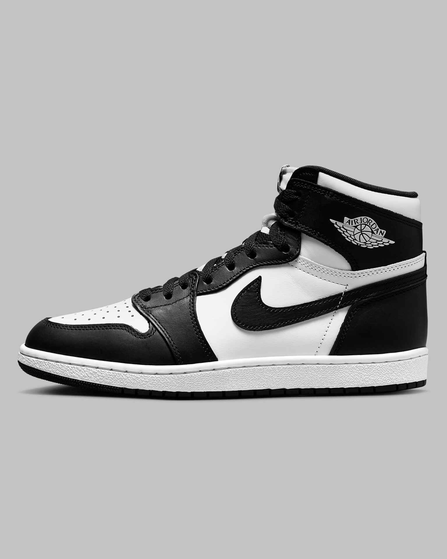 AIR JORDAN RETRO 1 HIGH (BLACK/WHITE)