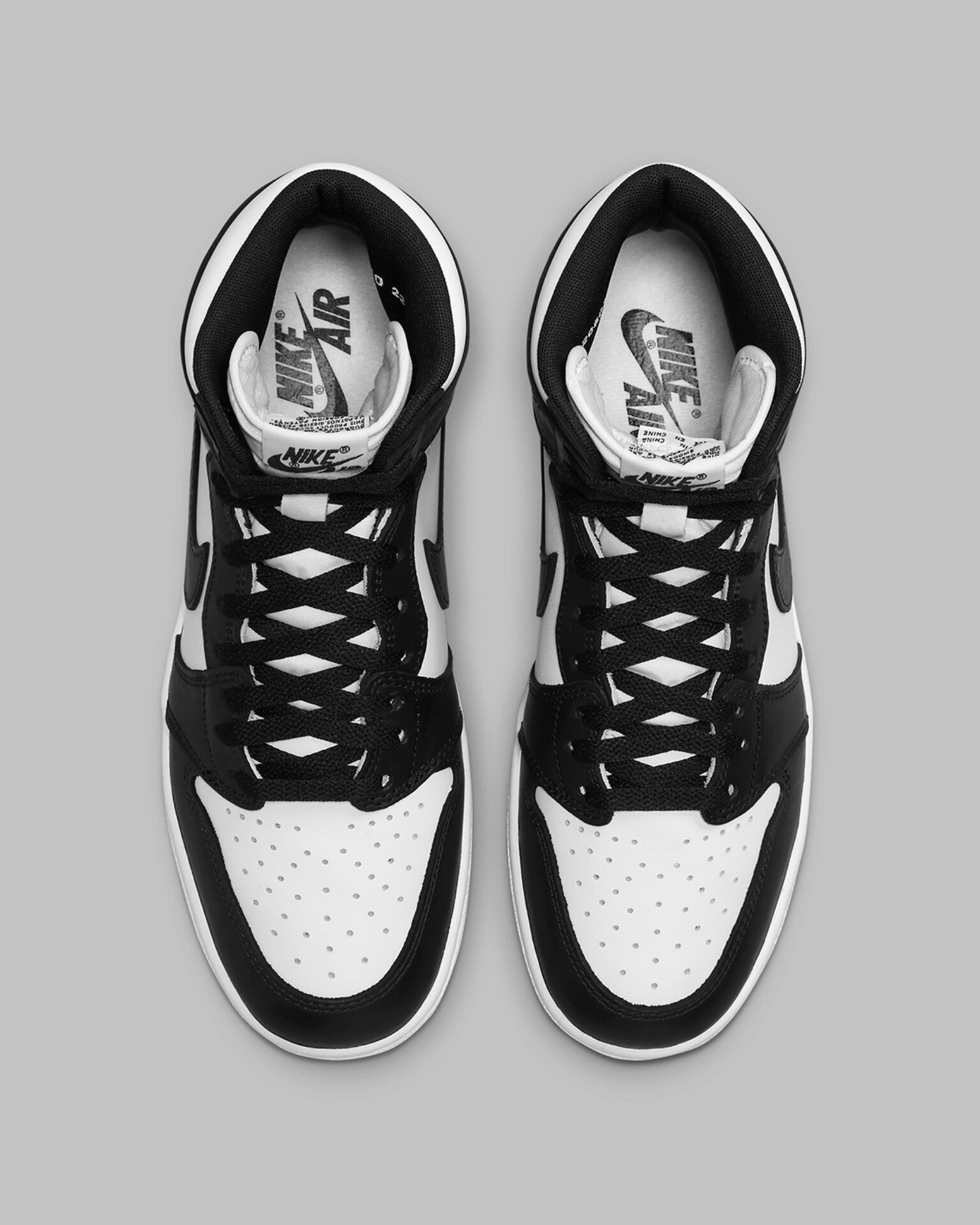 AIR JORDAN RETRO 1 HIGH (BLACK/WHITE)