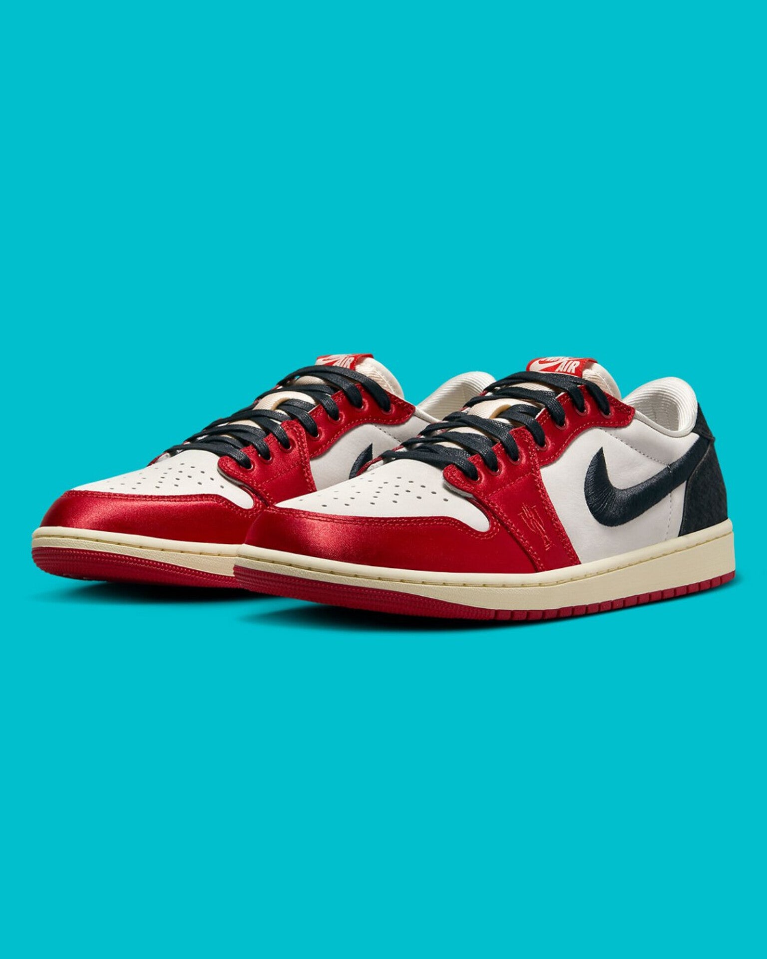 AIR JORDAN RETRO 1 LOW (TROPHY ROOM)